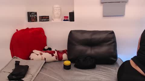 Eva Twiss online show from March 23, 12:20 pm