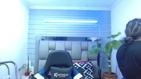 Snapshot of evelin_zaens chatting on May 8, 5:24 am evelin zaens online show from May 8, 5:24 am