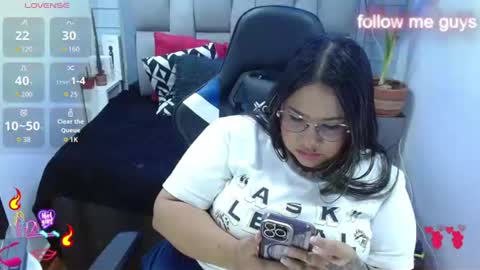 Snapshot of evelin_zaens chatting on June 18, 9:14 am evelin zaens online show from June 18, 9:14 am