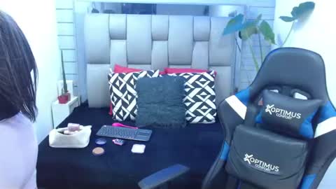 Snapshot of evelin_zaens chatting on June 28, 5:13 am evelin zaens online show from June 28, 5:13 am