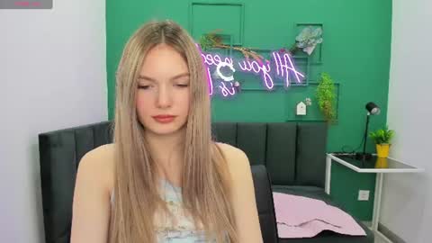 Snapshot of evelineamore chatting on June 19, 9:02 am Eveline online show from June 19, 9:02 am