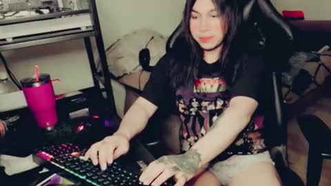 Snapshot of evelyn420521 chatting on May 27, 8:11 am evelyn420521 online show from May 27, 8:11 am