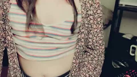 Snapshot of evelyn420521 chatting on May 28, 7:49 am evelyn420521 online show from May 28, 7:49 am
