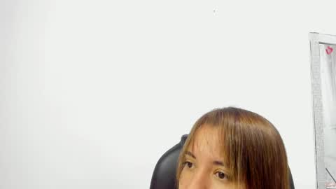 Snapshot of evelyn_2511 chatting on February 19, 3:38 pm Evelyn online show from February 19, 3:38 pm