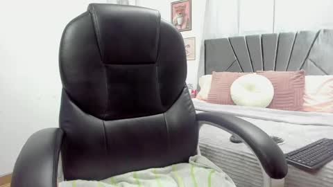 Snapshot of evelyn_2511 chatting on March 12, 6:11 pm Evelyn online show from March 12, 6:11 pm