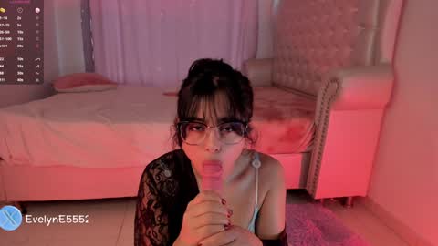 Snapshot of evelyn_evelyn chatting on December 13, 5:21 pm evelyn evelyn online show from December 13, 5:21 pm