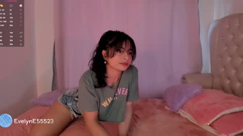 Snapshot of evelyn_evelyn chatting on January 2, 4:24 pm evelyn evelyn online show from January 2, 4:24 pm