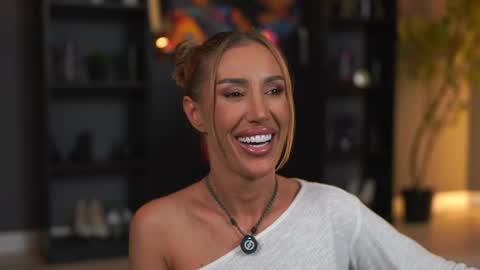 Evelyn online show from May 31, 6:09 pm