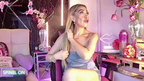 Snapshot of evelynagrey chatting on April 27, 12:08 am EvelynaGrey online show from April 27, 12:08 am
