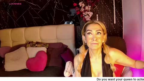 Snapshot of evelynagrey chatting on May 15, 10:00 am EvelynaGrey online show from May 15, 10:00 am