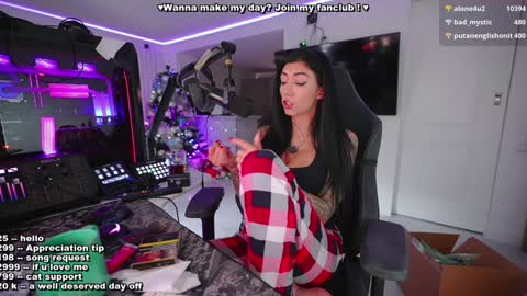 Snapshot of evelyne92 chatting on December 27, 10:34 am Evelyne online show from December 27, 10:34 am