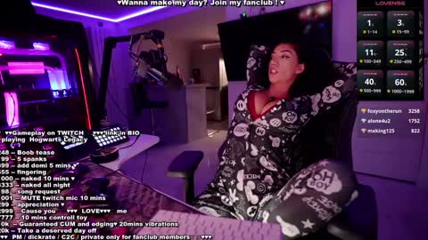 Snapshot of evelyne92 chatting on January 16, 1:27 am Evelyne online show from January 16, 1:27 am