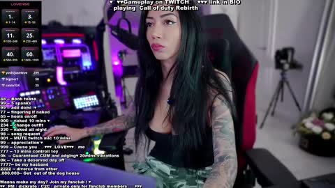 Snapshot of evelyne92 chatting on February 22, 9:59 pm Evelyne online show from February 22, 9:59 pm