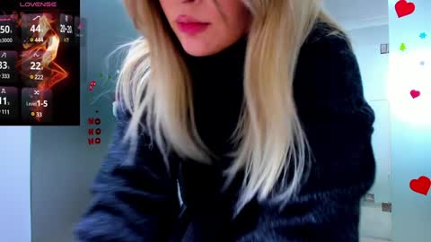 Snapshot of evelyne_rose chatting on December 28, 3:04 pm evelyne_rose online show from December 28, 3:04 pm