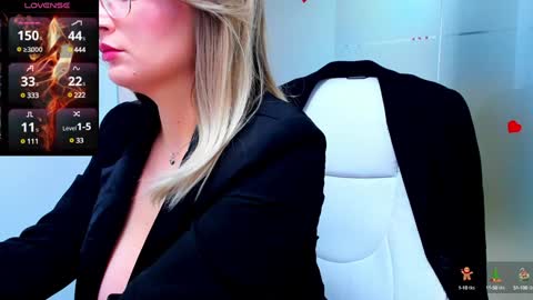 Snapshot of evelyne_rose chatting on January 3, 9:15 am evelyne_rose online show from January 3, 9:15 am