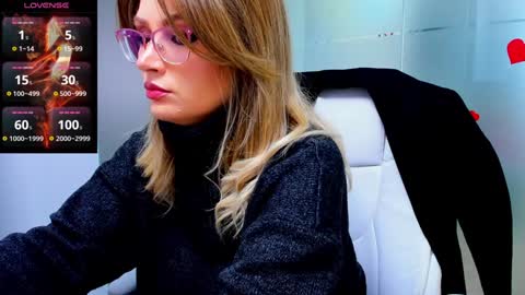 Snapshot of evelyne_rose chatting on January 16, 6:25 am evelyne_rose online show from January 16, 6:25 am