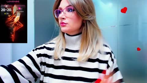 Snapshot of evelyne_rose chatting on January 18, 5:41 am evelyne_rose online show from January 18, 5:41 am