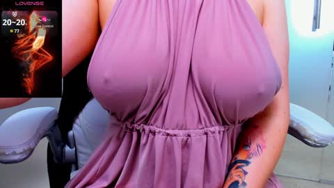 Snapshot of evelyne_rose chatting on January 18, 8:52 am evelyne_rose online show from January 18, 8:52 am