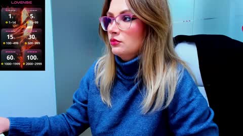 Snapshot of evelyne_rose chatting on February 5, 6:24 am evelyne_rose online show from February 5, 6:24 am