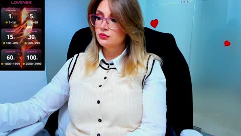 Snapshot of evelyne_rose chatting on February 6, 6:29 am evelyne_rose online show from February 6, 6:29 am
