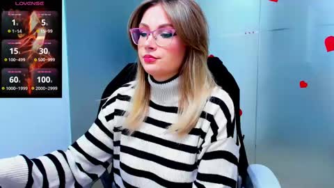 Snapshot of evelyne_rose chatting on February 15, 5:41 am evelyne_rose online show from February 15, 5:41 am