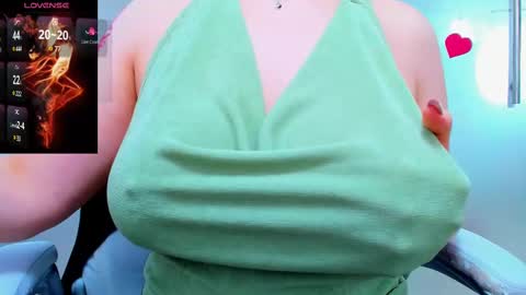 Snapshot of evelyne_rose chatting on February 20, 9:33 am evelyne_rose online show from February 20, 9:33 am