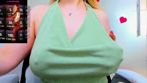 Snapshot of evelyne_rose chatting on February 24, 9:21 am evelyne_rose online show from February 24, 9:21 am