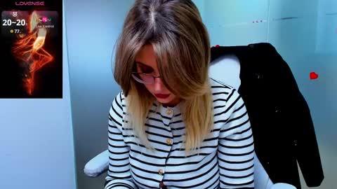 Snapshot of evelyne_rose chatting on February 26, 6:26 am evelyne_rose online show from February 26, 6:26 am