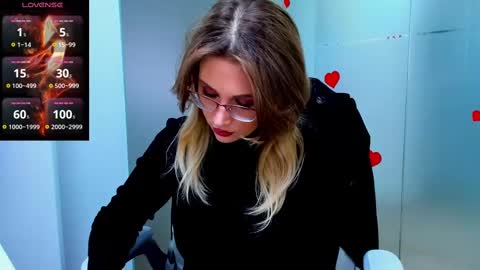 Snapshot of evelyne_rose chatting on February 28, 6:21 am evelyne_rose online show from February 28, 6:21 am