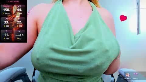 Snapshot of evelyne_rose chatting on March 4, 9:18 am evelyne_rose online show from March 4, 9:18 am