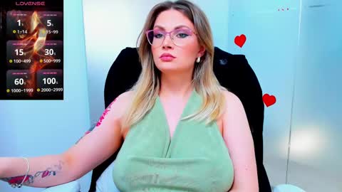 Snapshot of evelyne_rose chatting on March 7, 9:18 am evelyne_rose online show from March 7, 9:18 am