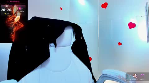 Snapshot of evelyne_rose chatting on March 10, 9:10 am evelyne_rose online show from March 10, 9:10 am