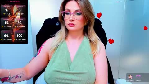 Snapshot of evelyne_rose chatting on March 12, 9:12 am evelyne_rose online show from March 12, 9:12 am