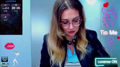 Snapshot of evelyne_rose chatting on September 18, 4:58 am evelyne_rose online show from September 18, 4:58 am