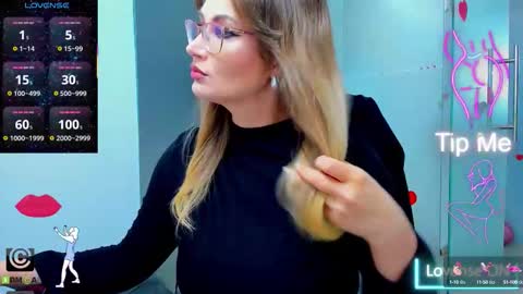Snapshot of evelyne_rose chatting on October 7, 4:31 am evelyne_rose online show from October 7, 4:31 am