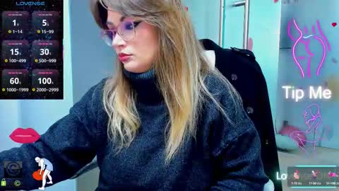Snapshot of evelyne_rose chatting on October 10, 5:17 am evelyne_rose online show from October 10, 5:17 am