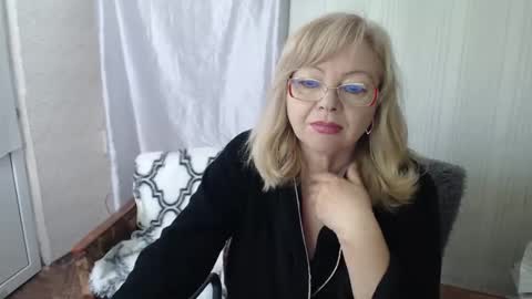 Snapshot of evelynloveshy chatting on April 25, 11:24 am BarbaraBlondy online show from April 25, 11:24 am
