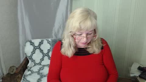 Snapshot of evelynloveshy chatting on May 4, 7:10 pm BarbaraBlondy online show from May 4, 7:10 pm