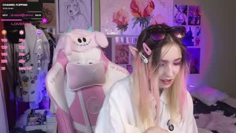 Evie online show from February 19, 1:18 am