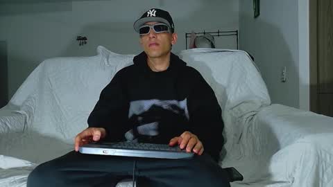 Snapshot of evil_boss1 chatting on April 25, 6:16 am evil_boss1 online show from April 25, 6:16 am