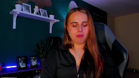 Snapshot of evy_orange1 chatting on June 4, 1:22 am EVY online show from June 4, 1:22 am