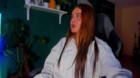 Snapshot of evy_orange1 chatting on June 25, 1:38 am EVY online show from June 25, 1:38 am