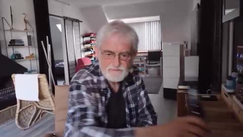 Naaktloper online show from April 2, 3:20 pm