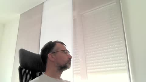 Snapshot of exhibit77 chatting on July 23, 10:13 am exhibit77 online show from July 23, 10:13 am
