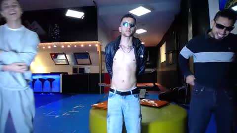 extrangers online show from March 10, 12:04 pm