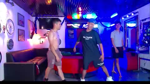 extrangers online show from January 5, 5:27 pm