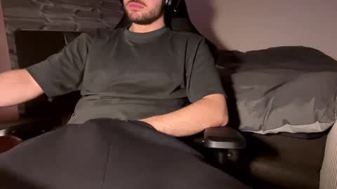 Snapshot of fabian_196 chatting on January 27, 6:31 pm Call me bitch online show from January 27, 6:31 pm