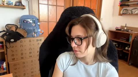 Snapshot of faintpeach chatting on April 22, 2:18 pm Loly online show from April 22, 2:18 pm