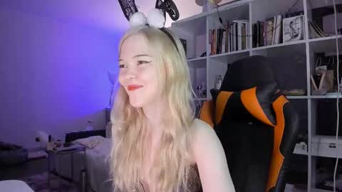 Snapshot of fairy_casey chatting on October 28, 10:56 pm fairy_casey online show from October 28, 10:56 pm