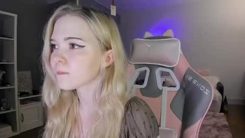 Snapshot of fairy_casey chatting on May 14, 10:38 pm fairy_casey online show from May 14, 10:38 pm